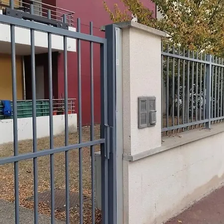 • Superbe 2 à 4 Personnes De 33m² En Rez-de-chaussée •